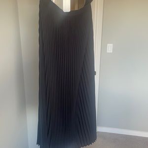 Aritzia black pleated midi skirt, size small, midi length